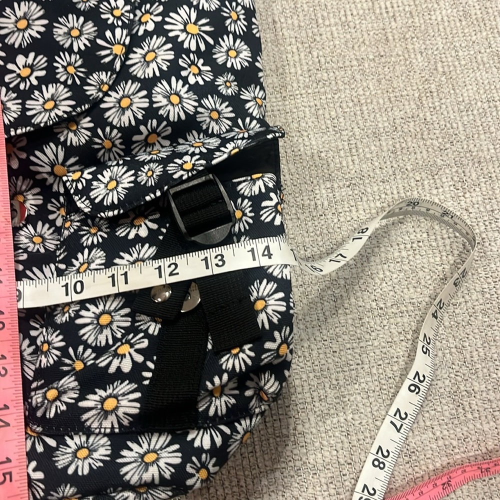 New Backpack with daisy design 🌼 Never used - Picture 2 of 7
